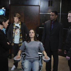 Dollhouse: Eliza Dushku, Fran Kranz, Tahmoh Penikett, Olivia Williams ed Harry Lennix nell'episodio Meet Jane Doe