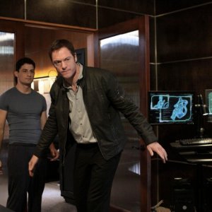 Dollhouse: Enver Gjokaj e Tahmoh Penikett nell'episodio A Love Supreme