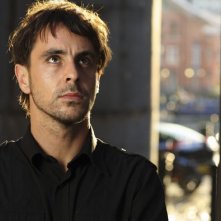 Paradox: Emun Elliott in una scena della serie