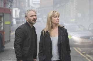 Paradox: Mark Bonnar e Tamzin Outhwaite in una scena della serie