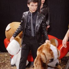 Fausto Paravidino interpreta il manager di 'Diva Futura' nella fiction Moana. Dietro di lui Fulvia Lorenzetti