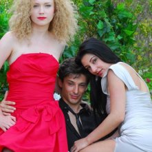 Fausto Paravidino tra due attrici della fiction Moana.