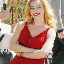 Moana Pozzi (Violante Placido) con un sensuale abito rosso nel film 'Moana'.