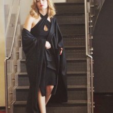 Moana Pozzi (Violante Placido) fasciata in un abito nero nel film 'Moana'.