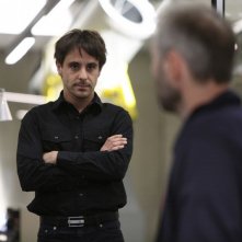 Paradox: Emun Elliott e Mark Bonnar in una scena della serie