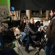 Il Regista Chris Weitz Kristen Stewart E Parte Della Troupe Si Preparano A Girare Una Scena Del Film Twilight New Moon 140132