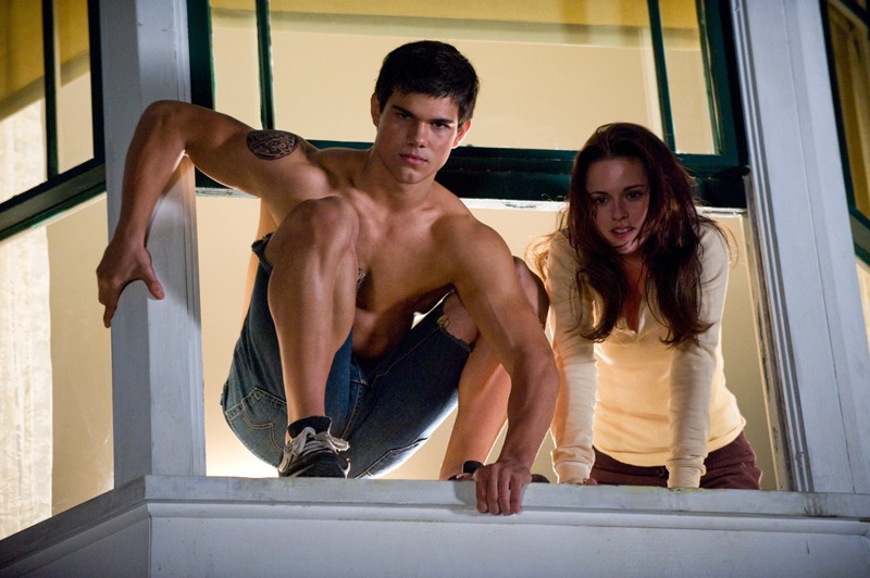L'atletico Jacob (Taylor Lautner) e la dolce Bella (Kristen Stewart) nel film Twilight: New Moon