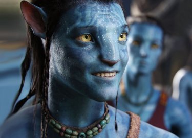 Un primo piano di Jake Sully con i tratti del Na'vi in una scena del film Avatar