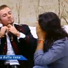 Grande Fratello 10 Sesta Puntata Prima Di Uscire Gabriele Regala Il Suo Ciondolo A Mauro 140275