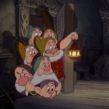 I nanetti in una scena del film Biancaneve e i sette nani ( 1937 )