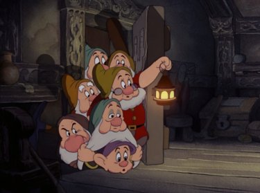 I nanetti in una scena del film Biancaneve e i sette nani ( 1937 )