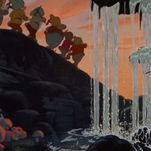 I nanetti tornano a casa in una scena del film Biancaneve e i sette nani ( 1937 )