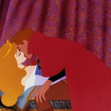 Il celebre bacio tra Aurora e Filippo nel film d'animazione La bella addormentata nel bosco ( 1959 )