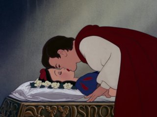 Il celebre bacio tra Biancaneve e il principe nel film Biancaneve e i sette nani ( 1937 )