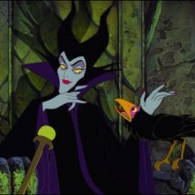 La strega Malefica e il suo corvo in una scena del film La bella addormentata nel bosco ( 1959 )
