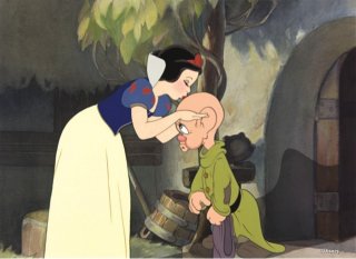 Una tenera scena del film Biancaneve e i sette nani ( 1937 )