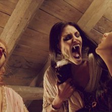 Aleera (Elena Anaya) e Verona (Silvia Colloca) minacciano Anna (Kate Beckinsale) in una sequenza del film Van Helsing