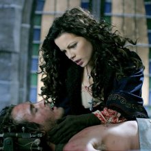 Anna (Kate Beckinsale) cerca di salvare il fratello (Will Kemp) nel film Van Helsing