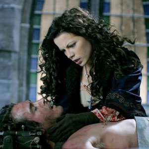 Anna (Kate Beckinsale) cerca di salvare il fratello (Will Kemp) nel film Van Helsing