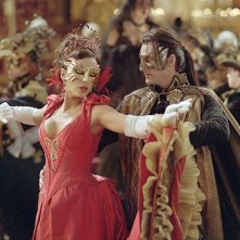 Anna (Kate Beckinsale) e Dracula (Richard Roxburgh) al ballo in maschera nel film Van Helsing