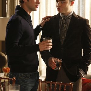 Gossip Girl: Nate (Chace Crawford) e Chuck (Ed Westwick) in una sequenza dell'episodio Treasure of Serena Madre
