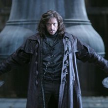 Hugh Jackman si prepara a combattere le diaboliche creature della notte nel film Van Helsing