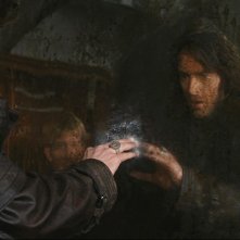 Hugh Jackman tocca un misterioso portale in una scena di Van Helsing