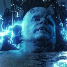 La creazione di Frankenstein (Shuler Hensley) in una sequenza del film Van Helsing