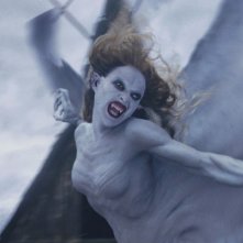 Marishka (Josie Maran) terrorizza gli abitanti del villaggio del film Van Helsing