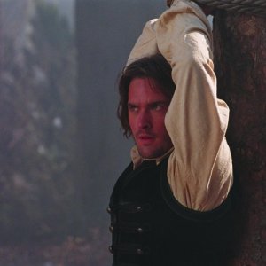 Velkan (Will Kemp) legato ad un albero in una scena di Van Helsing
