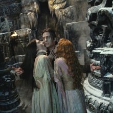 Verona (Silvia Colloca) e Aleera (Elena Anaya) confortano Dracula (Richard Roxburgh) nella loro tana nel film Van Helsing