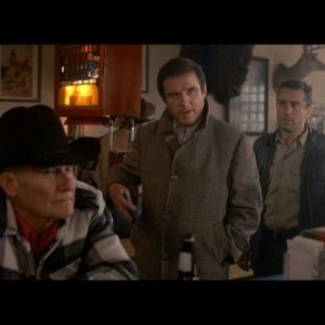 Charles Grodin (al centro) nei panni di Jonathan Mardukas e Robert De Niro nel film prima di mezzanotte