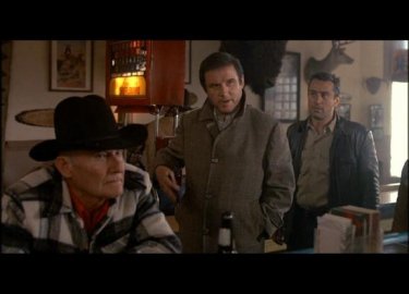 Charles Grodin (al centro) nei panni di Jonathan Mardukas e Robert De Niro nel film prima di mezzanotte