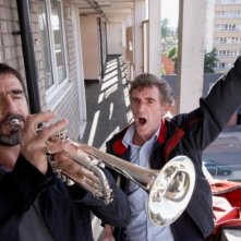 Eric Cantona e Steve Evets nel film Il mio amico Eric