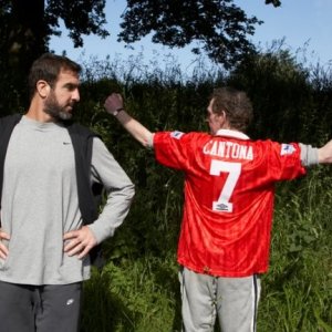 Il campione Eric Cantona e il suo fan Steve Evets nel film Il mio amico Eric
