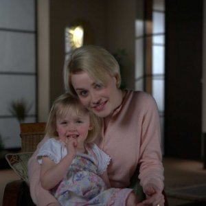 Kaya Scodelario e Dominique McElligott in una scena del film Moon