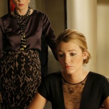 Kelly Rutherford interpreta Lily, mentre Blake Lively è Serena nell'episodio Treasure of Serena Madre di Gossip Girl