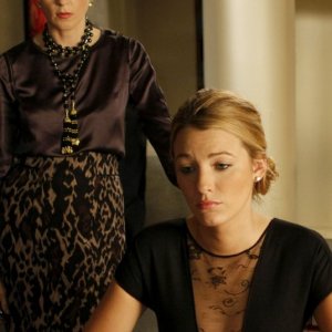 Kelly Rutherford interpreta Lily, mentre Blake Lively è Serena nell'episodio Treasure of Serena Madre di Gossip Girl