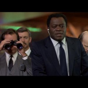 L'Agente FBI Alonzo Mosely (Yaphet Kotto) nel film Witless Protection
