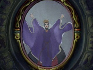 La regina in una celebre scena del film d\'animazione Biancaneve e i sette nani ( 1937 )