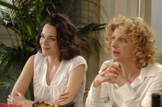 Laura Chiatti e Angela Finocchiaro nel film Io, loro e Lara