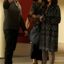 Matthew Settle, Gina Torres e Jessica Szohr in una sequenza della puntata Treasure of Serena Madre di Gossip Girl