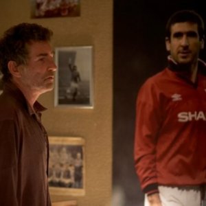 Steve Evets e il suo campione Eric Cantona in una scena del film Il mio amico Eric