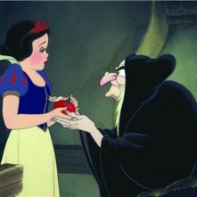 Biancaneve e la terribile strega in una scena del film Biancaneve e i sette nani ( 1937 )