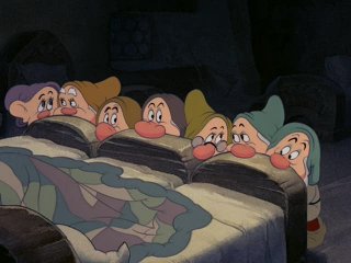 I nanetti in una scena del film d\'animazione Biancaneve e i sette nani ( 1937 )