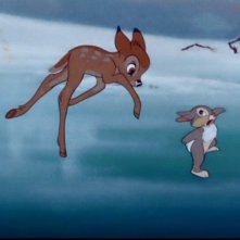 Il cerbiatto prova a pattinare con l'amico Tamburino nel film Bambi ( 1942 )