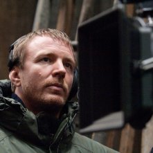 Il regista Guy Ritchie sul set del suo film Sherlock Holmes