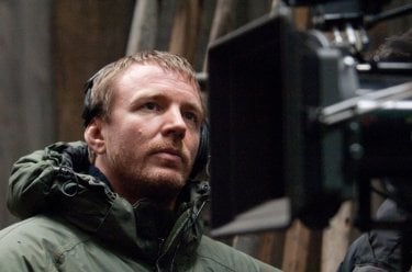 Il regista Guy Ritchie sul set del suo film Sherlock Holmes