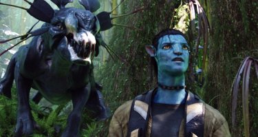 Il Thanador si avvicina alle spalle dell'Avatar di Jake Sully in una scena del film Avatar