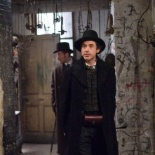 Jude Law e Robert Downey Jr. in una sequenza del film Sherlock Holmes